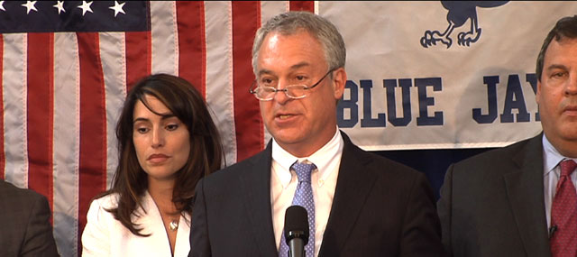Gov. Christie Signs Teacher Tenure Overhaul Bill