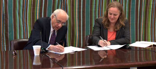 Newark Superintendent, Teachers Union President Sign Teacher Contract With Merit Pay