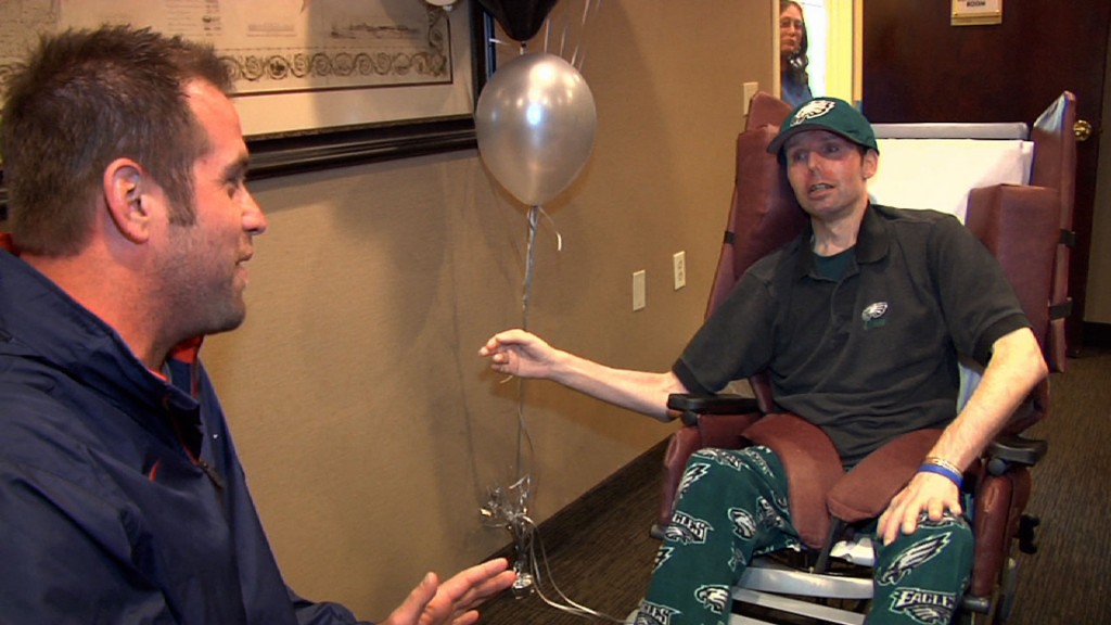 Eagles Player Visits Fan with Huntington’s Disease