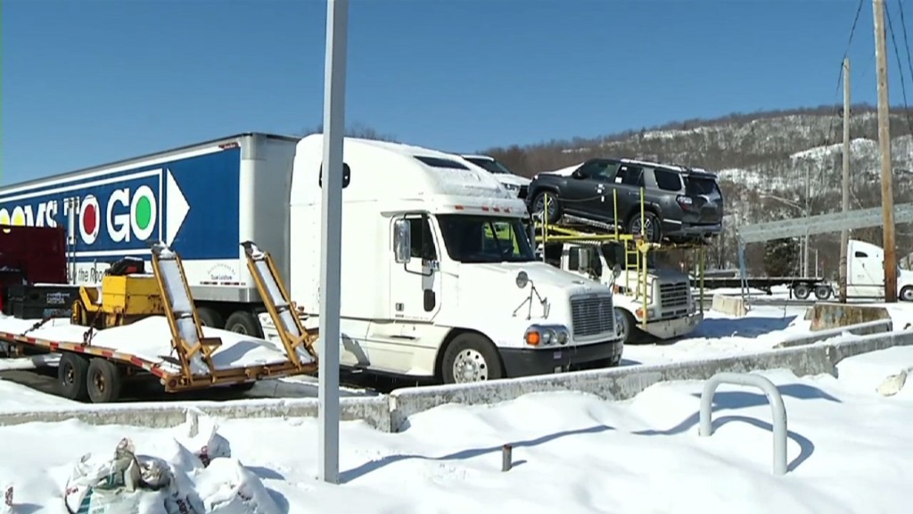 Truck Drivers Say It’s Difficult to Find Places to Rest