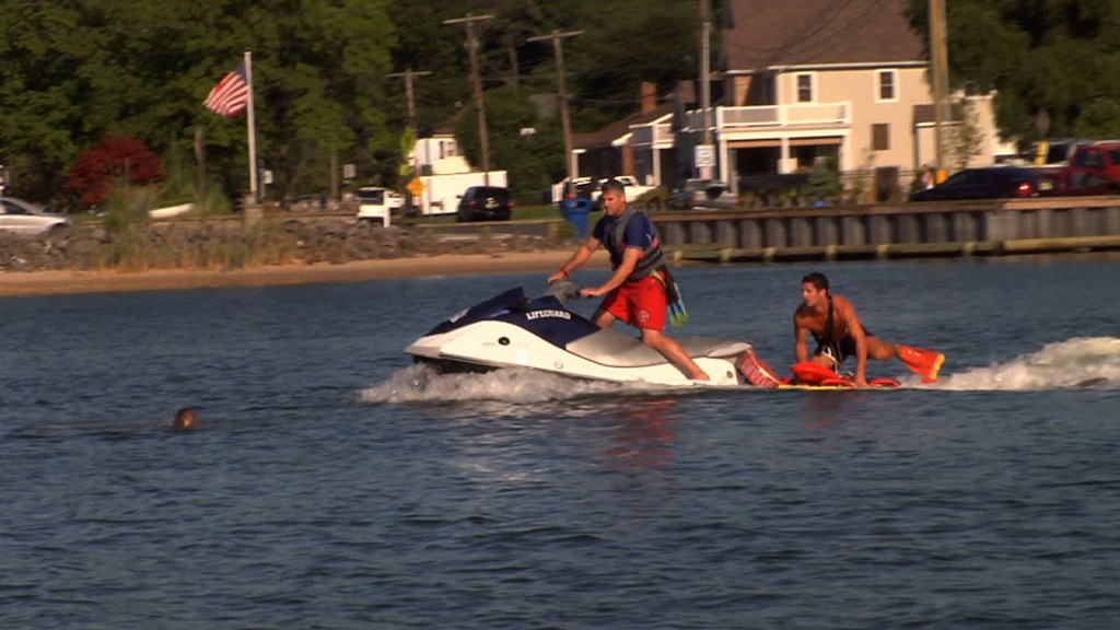 Volunteer Team Conducts Water Rescue Drills, Practice to Reach Distressed Swimmers Within Two Minutes