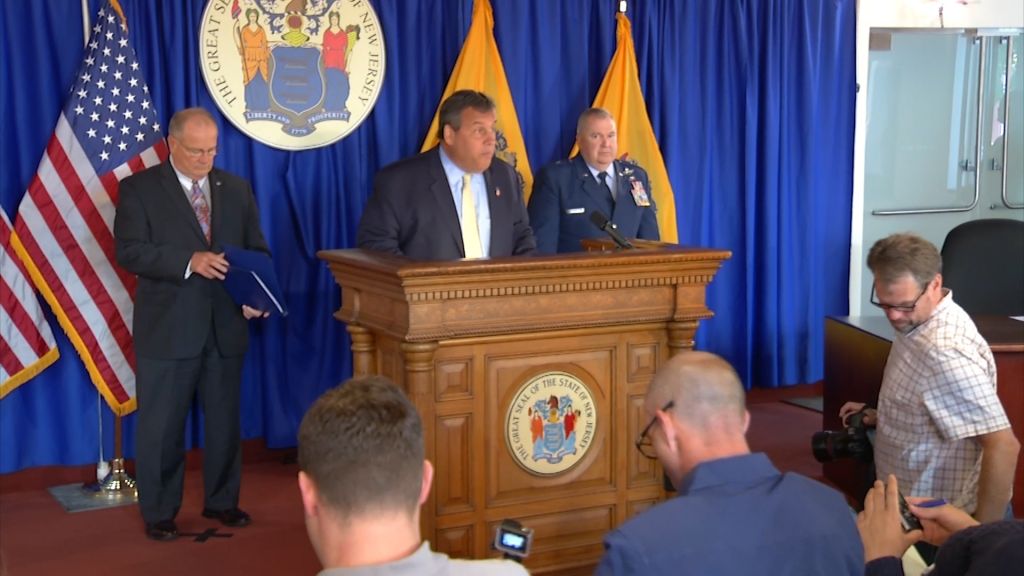 Gov. signs executive order mobilizing resources for Puerto Rico