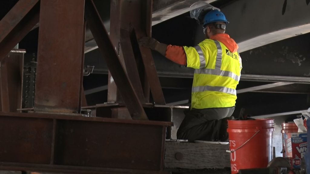 Delays at Holland Tunnel as crews repair fire-damaged ramp