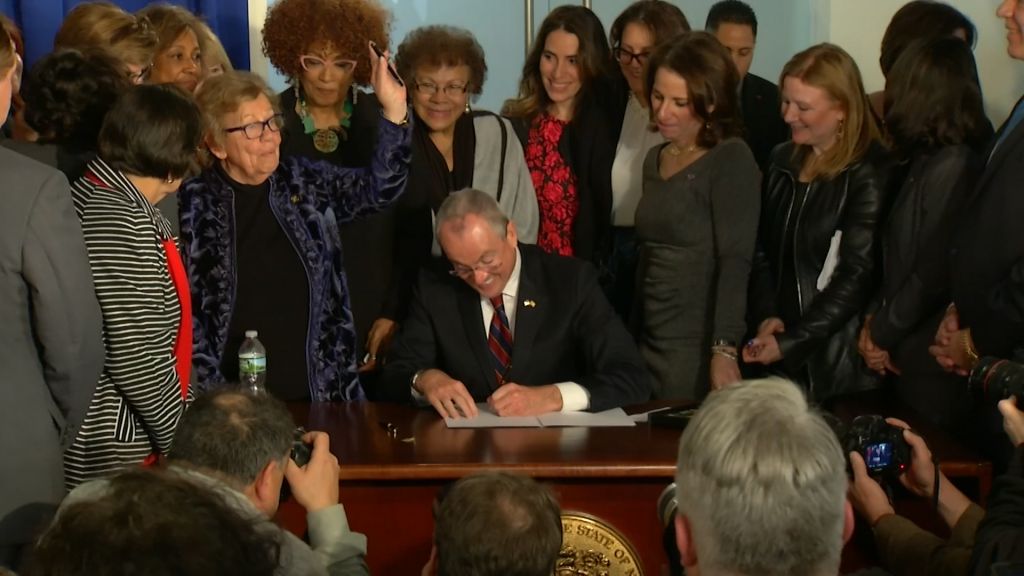 Murphy signs first executive order promoting equal pay for women