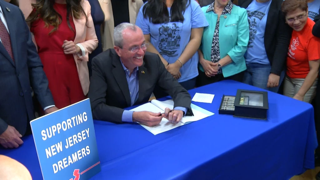Murphy signs bill extending tuition aid to unauthorized immigrants