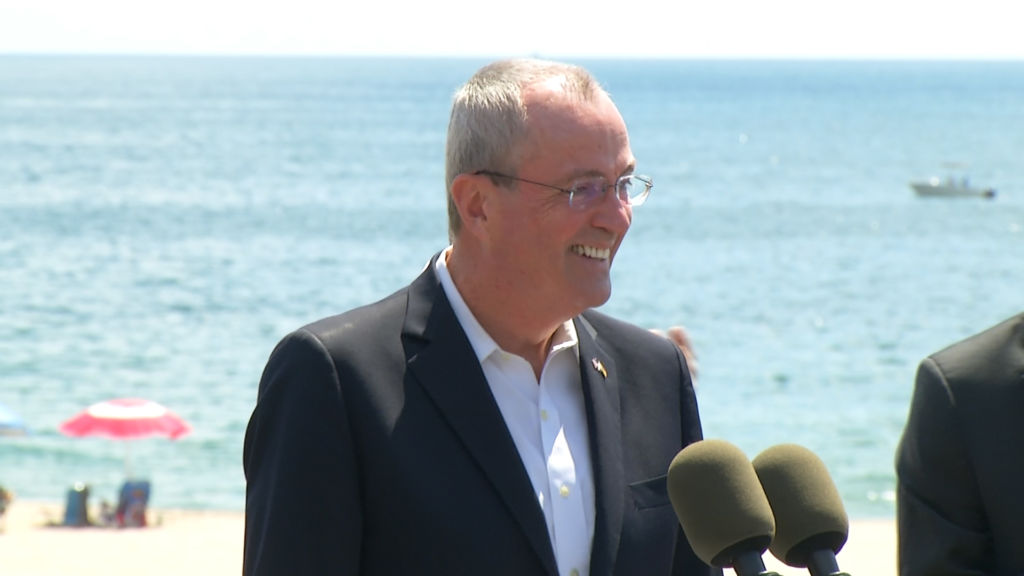 Murphy bans smoking at public beaches, parks