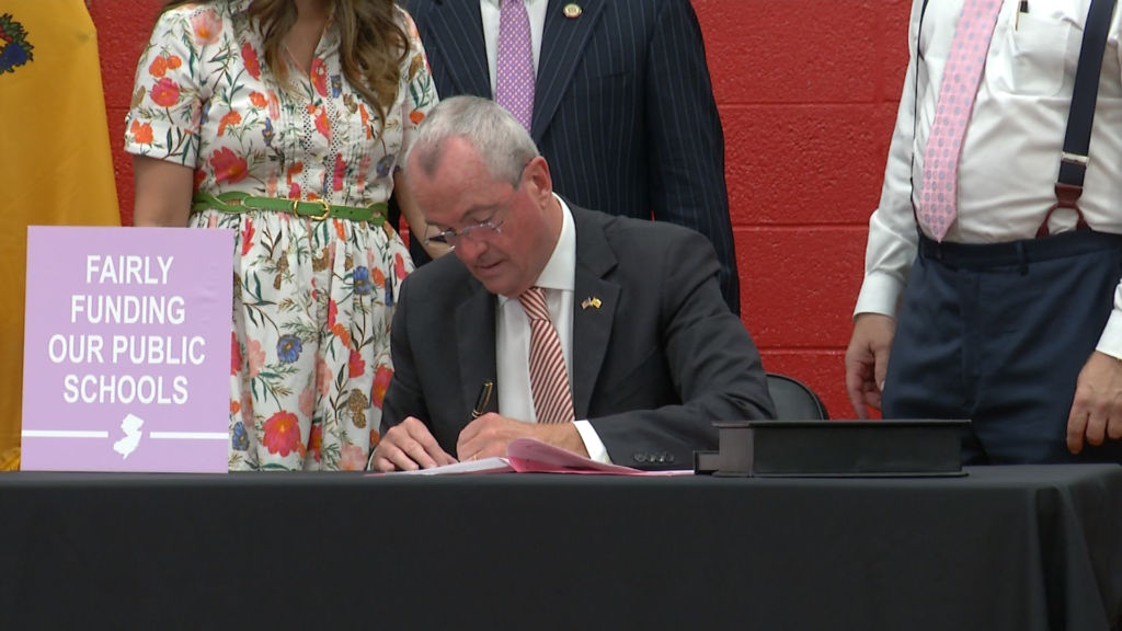 Murphy signs law to ‘modernize’ school funding formula