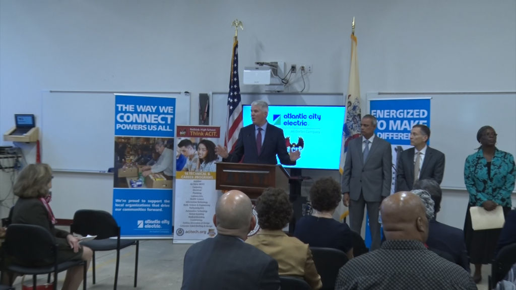 Utility partners with vo-tech schools to train students for clean energy jobs