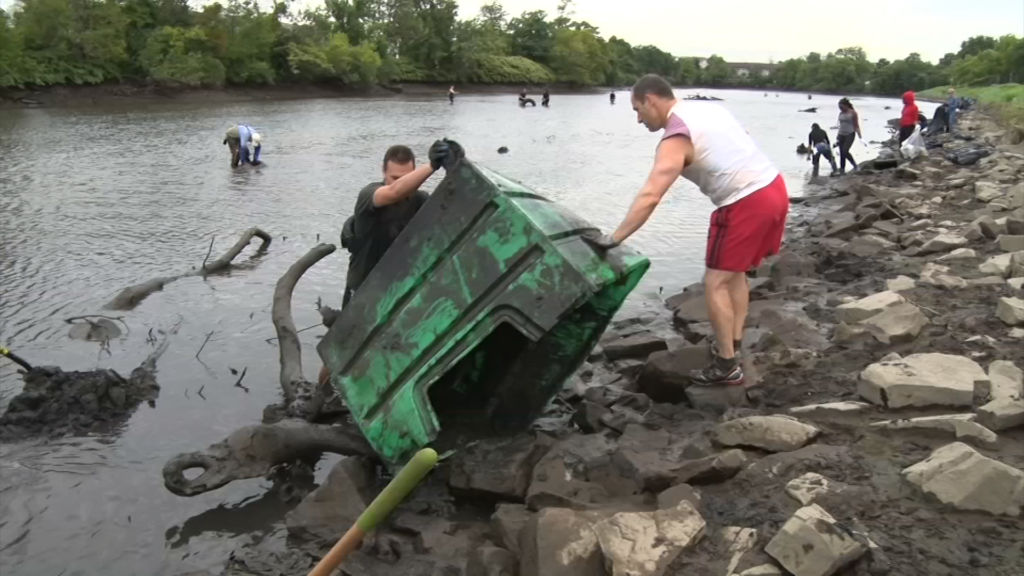 Volunteers dive in to remove trash from polluted waterways