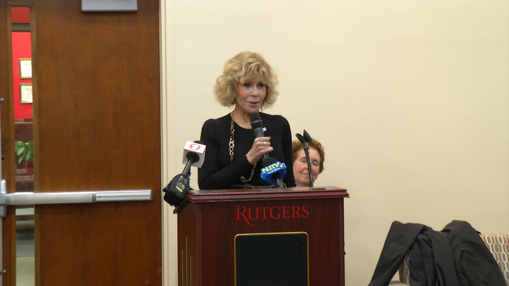 Activists call for a $15 minimum wage bill that includes tipped restaurant workers