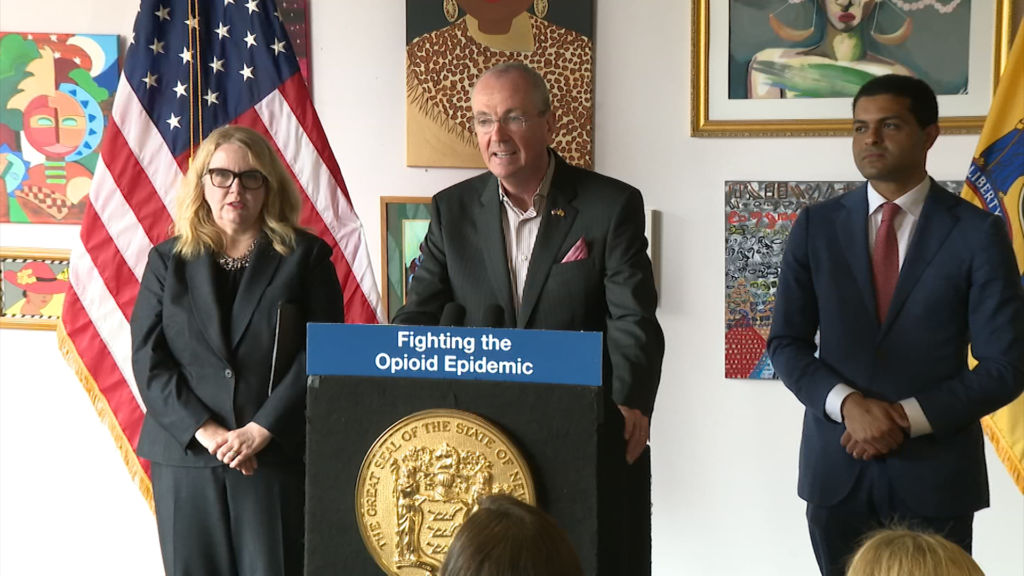 Murphy urges lawmakers to put opioid manufacturers’ tax back in budget