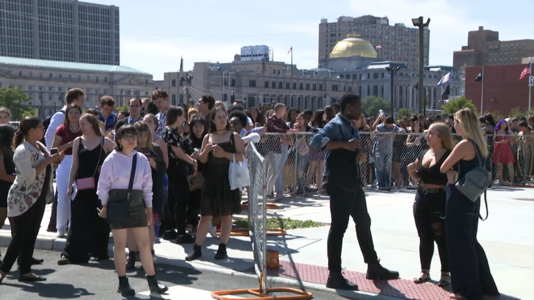 Newark hosts its first VMAs amid glamour and gridlock