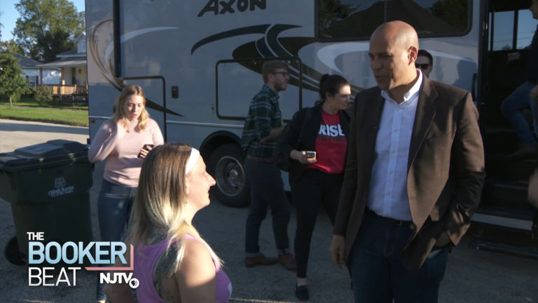 On the trail in Iowa, Booker seeks to attract youth voters