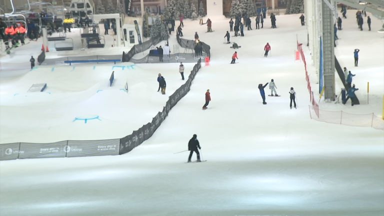 Long-awaited indoor ski slope opens at American Dream