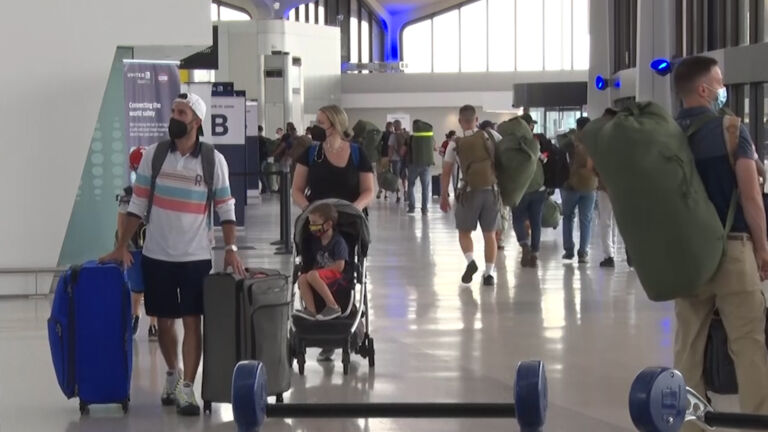 What experts advise as air travel remains strong and COVID-19 cases rise