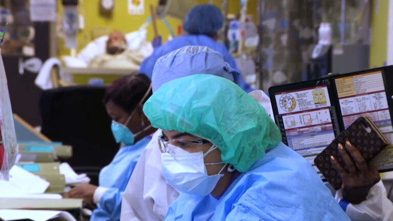 Medical groups urge mandatory COVID-19 vaccination for all US health care workers