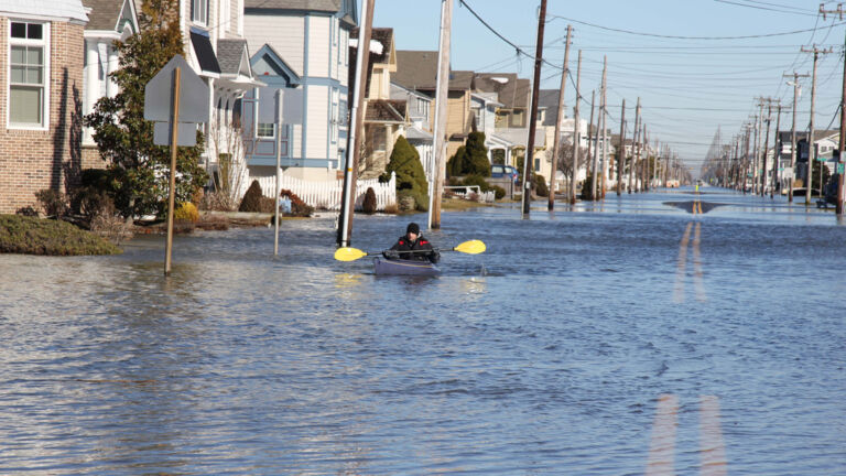 Many coastal homeowners lack flood insurance despite rising seas, report says