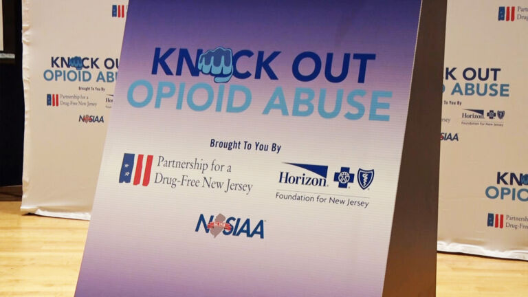 Former NFL player tells student athletes about opioid addiction and recovery