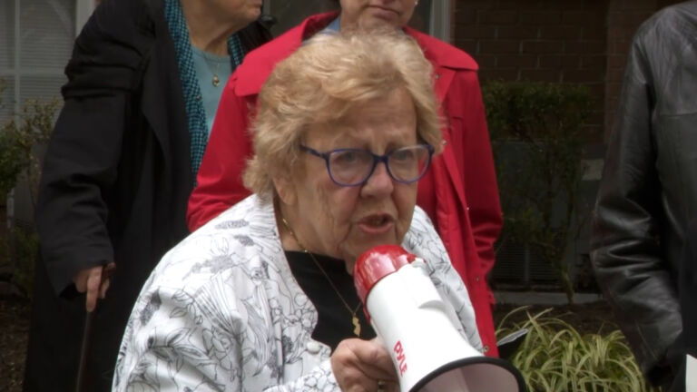 Weinberg leads rally at senior living community against gun violence