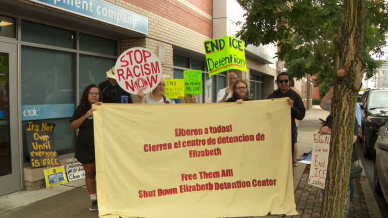 Lawmakers, advocates press for closure of immigrant detention center