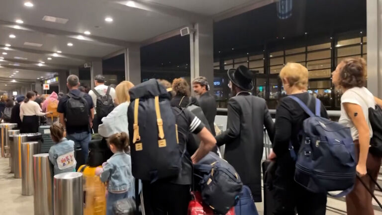 Government plans charter flights for U.S. citizens stranded in Israel