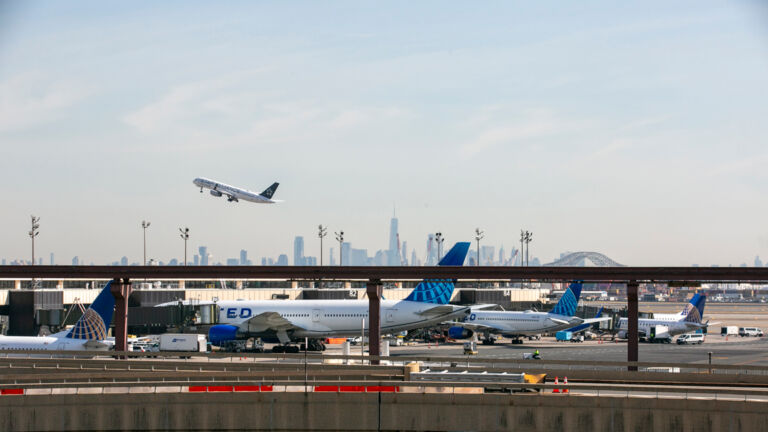 Bipartisan bill tasks FAA with ensuring safer takeoffs, flights and landings