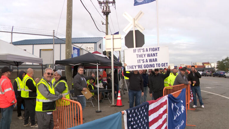 Dockworkers back on picket lines for Day 2
