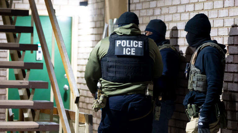 Cómo afrontar los costos psicológicos de las redadas y deportaciones de ICE