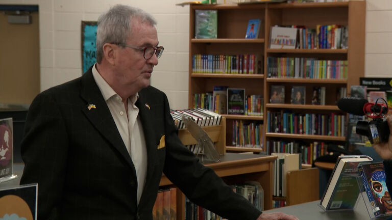 Murphy pushes for phone-free schools