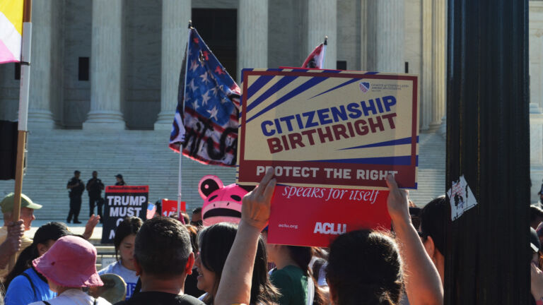 El caso de Trump sobre la ciudadanía por derecho de nacimiento y la identidad estadounidense