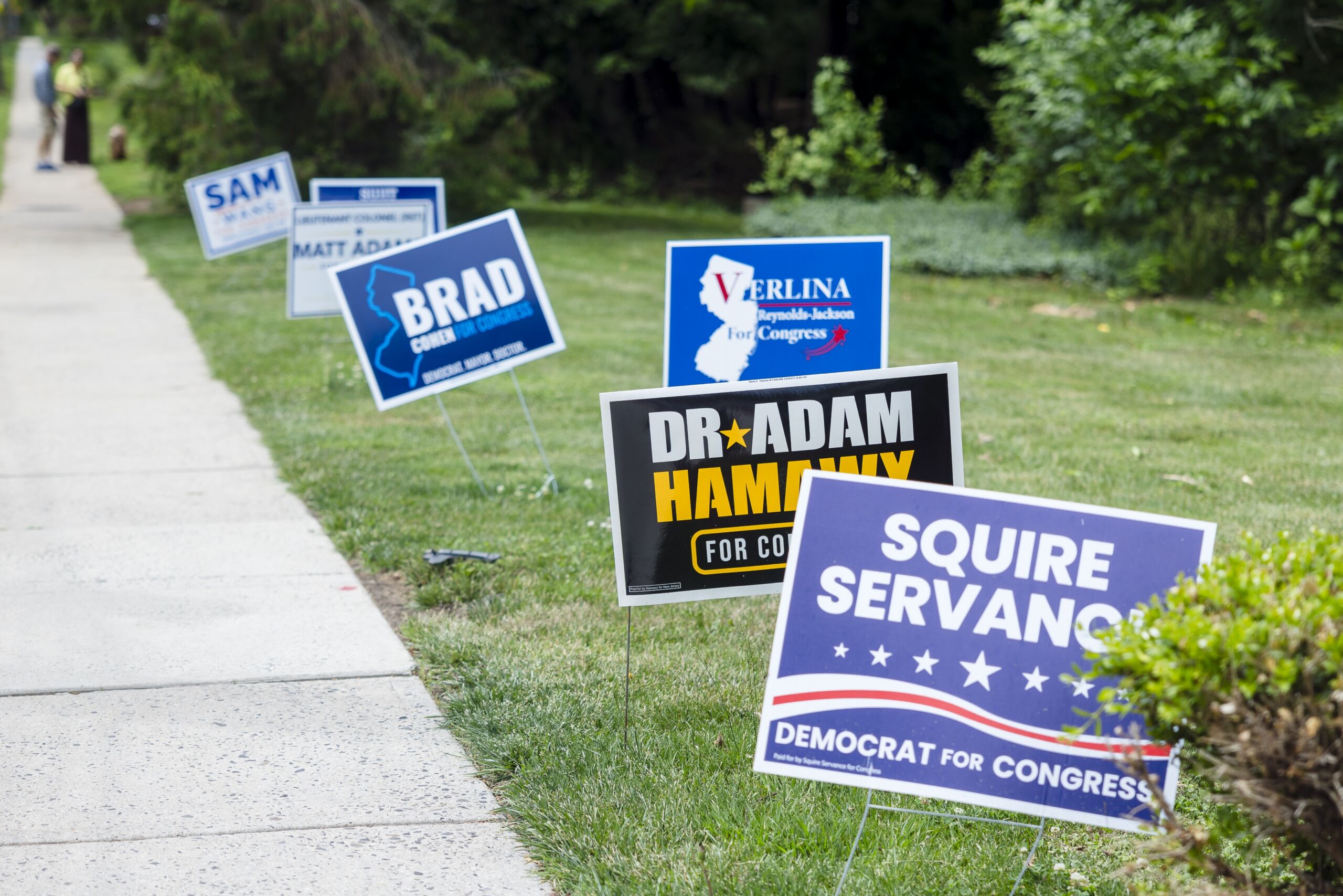 Carteles de campaña de los candidatos del 12º Distrito Congresional a lo largo de Alexander Road cerca de un lugar de votación anticipada en West Windsor el 28 de mayo. Crédito: (NJ News Wire/Suzette Lucas)